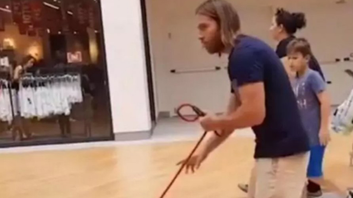 Τι γίνεται όταν το σκυλάκι σου δεν ανεβαίνει σε κυλιόμενες (video)