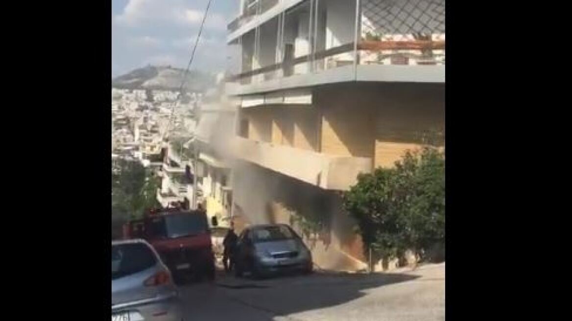 Πυρκαγιά σε γκαράζ στην Αθήνα: Κάηκαν δύο αυτοκίνητα