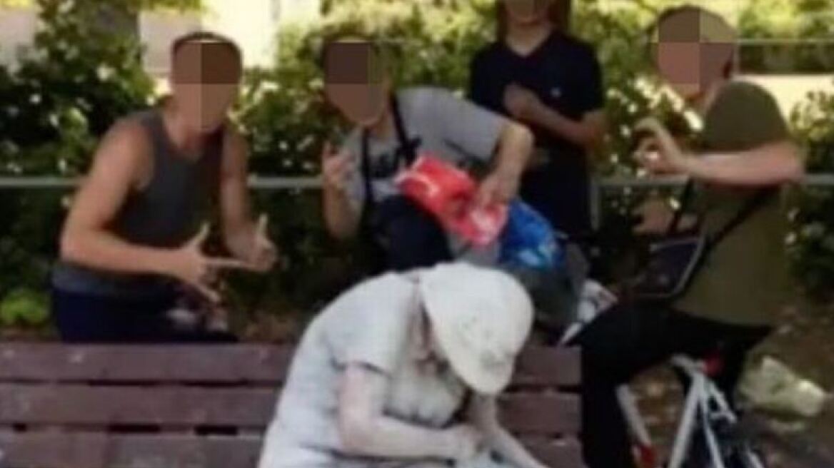 Φωτογραφία σοκ: Έφηβοι ποζάρουν χαμογελώντας αφού «έλουσαν» με αλεύρι και αβγά ψυχικά ασθενή γυναίκα