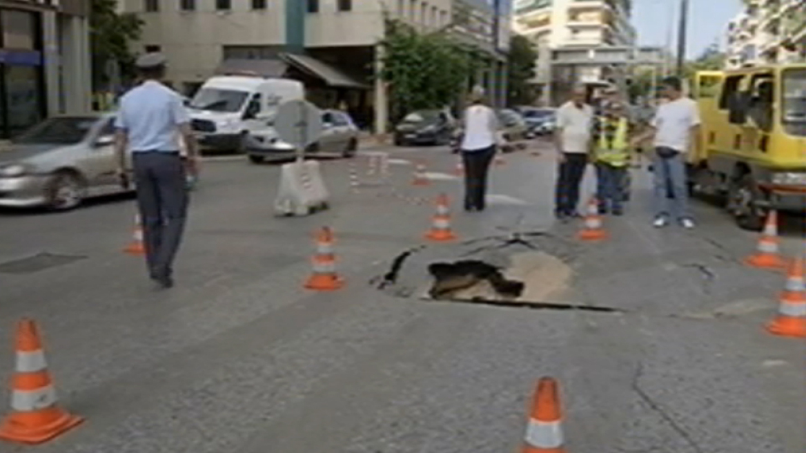 Χάος στη Μεσογείων: «Βούλιαξε» δύο μέτρα το οδόστρωμα μετά τη νεροποντή της Κυριακής