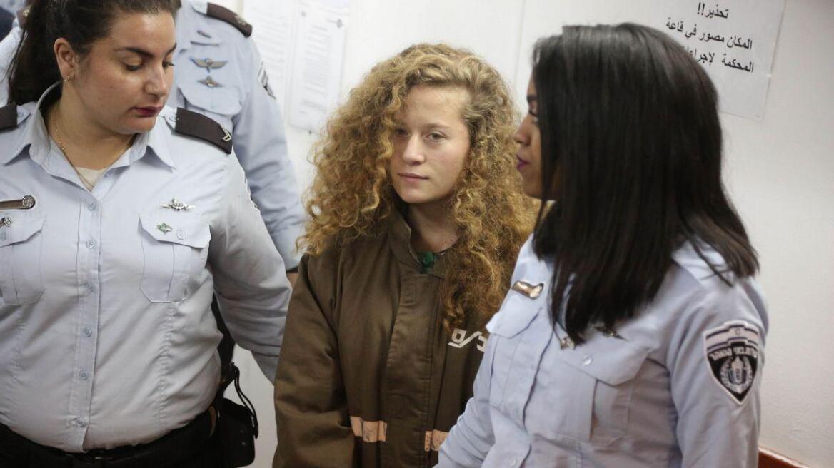 «Δεν μετανιώνω που χτύπησα τον Ισραηλινό στρατιώτη», δήλωσε η έφηβη Παλαιστίνια Άχεντ Ταμίμι