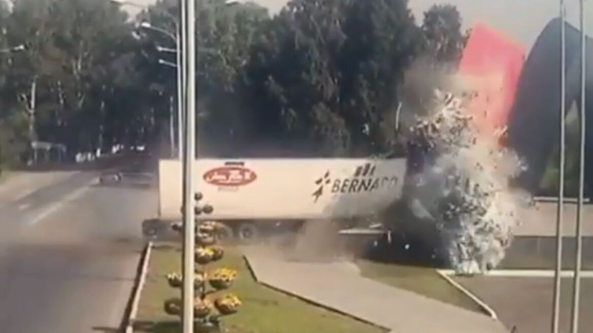 Βίντεο-σοκ: Νταλίκα με σπασμένα τα φρένα συνθλίβεται πάνω σε μεγάλο μνημείο