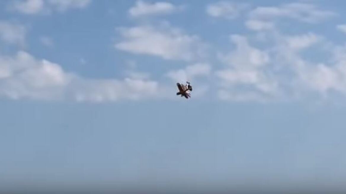 Βίντεo-σοκ: Η στιγμή της σύγκρουσης δύο αεροσκαφών στον αέρα - Νεκρός ο ένας πιλότος