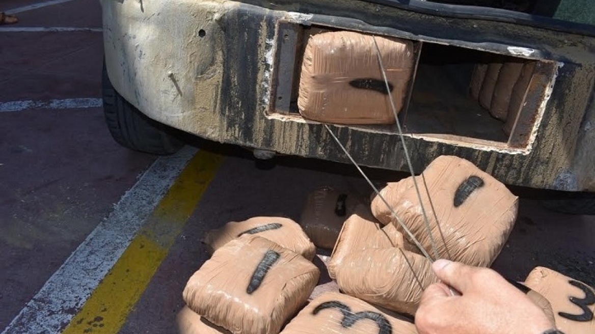 Άρτα: Ο αστυνομικός σκύλος ξετρύπωσε 53 κιλά χασίς