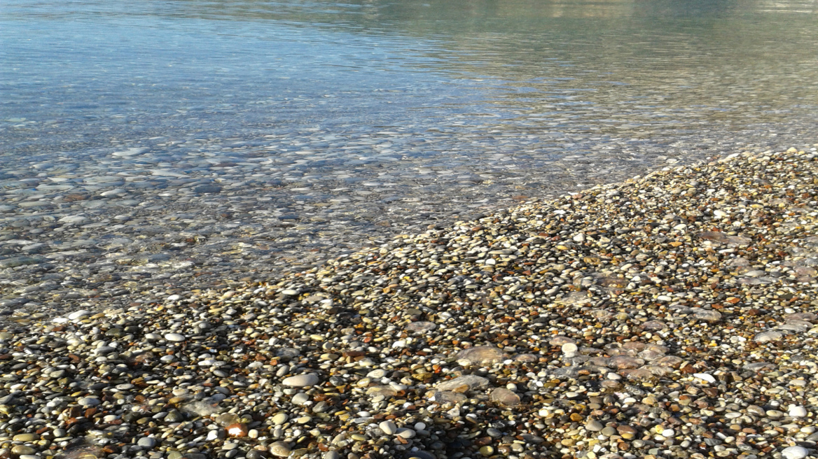 Εξαφανίστηκαν οι τσούχτρες από τις παραλίες στο Λουτράκι