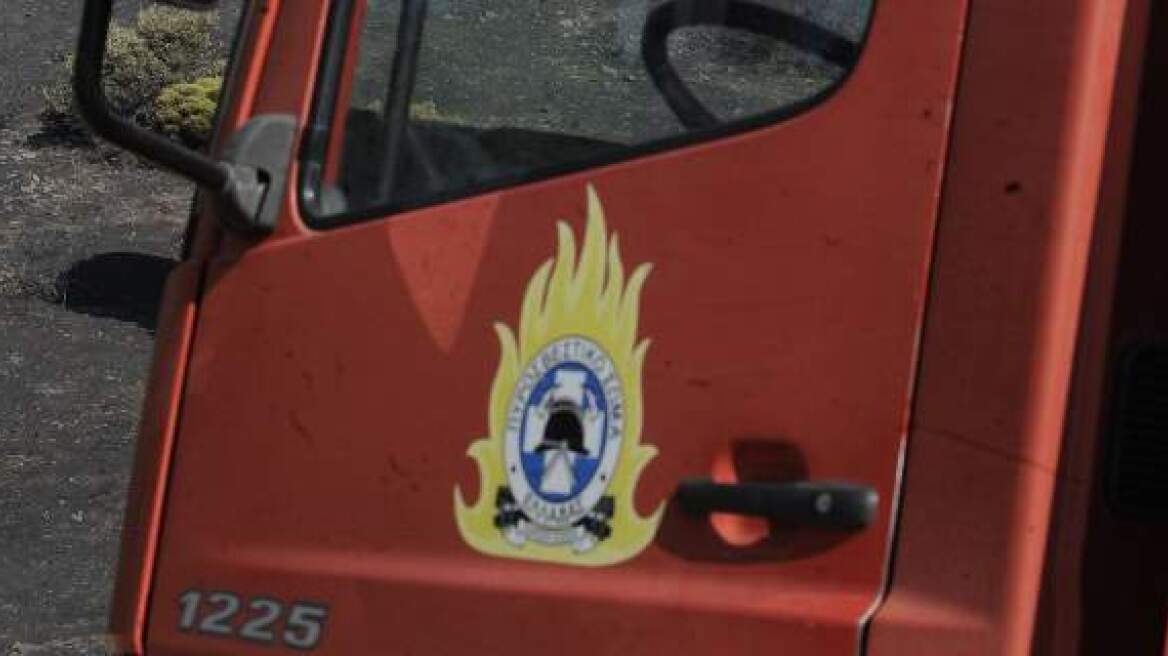 Πυρκαγιά τη νύχτα στην Άνοιξη Αττικής 