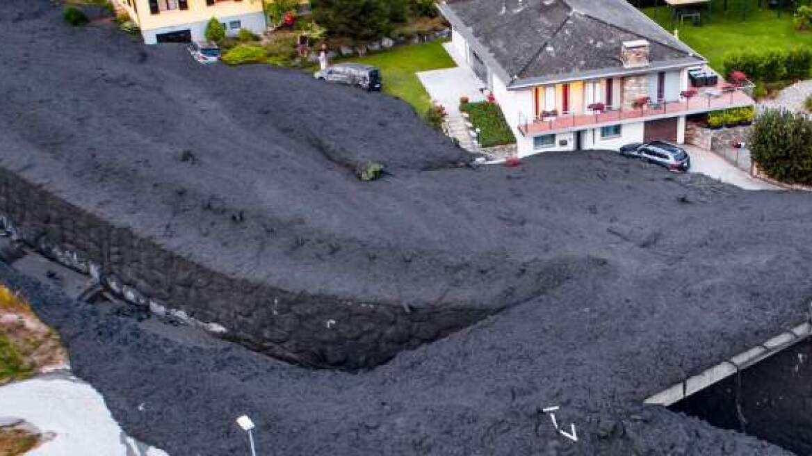 Βίντεο: Κατολίσθηση λάσπης «πνίγει» χωριό στην Ελβετία 