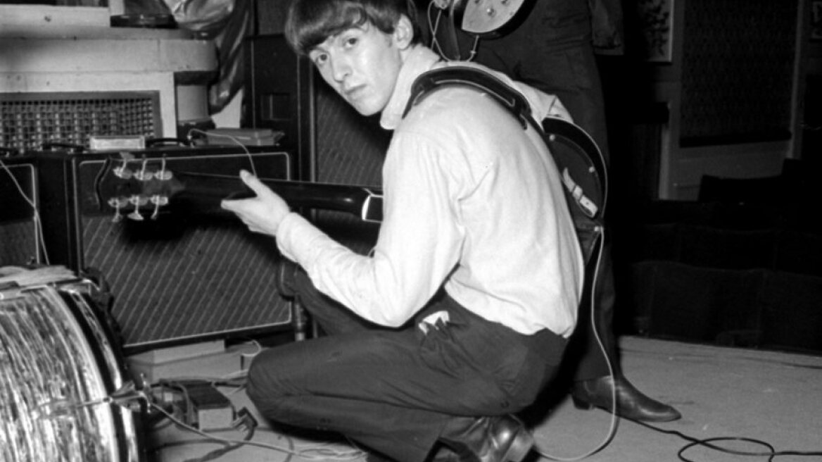 Στο «σφυρί» κιθάρα του «σκαθαριού» Τζορτζ Χάρισον από τις εμφανίσεις του στο Cavern Club