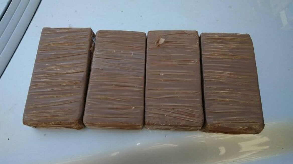 Στην Πρέβεζα έψαχναν δυο κιλά ηρωίνης, στον Πειραιά τα βρήκαν