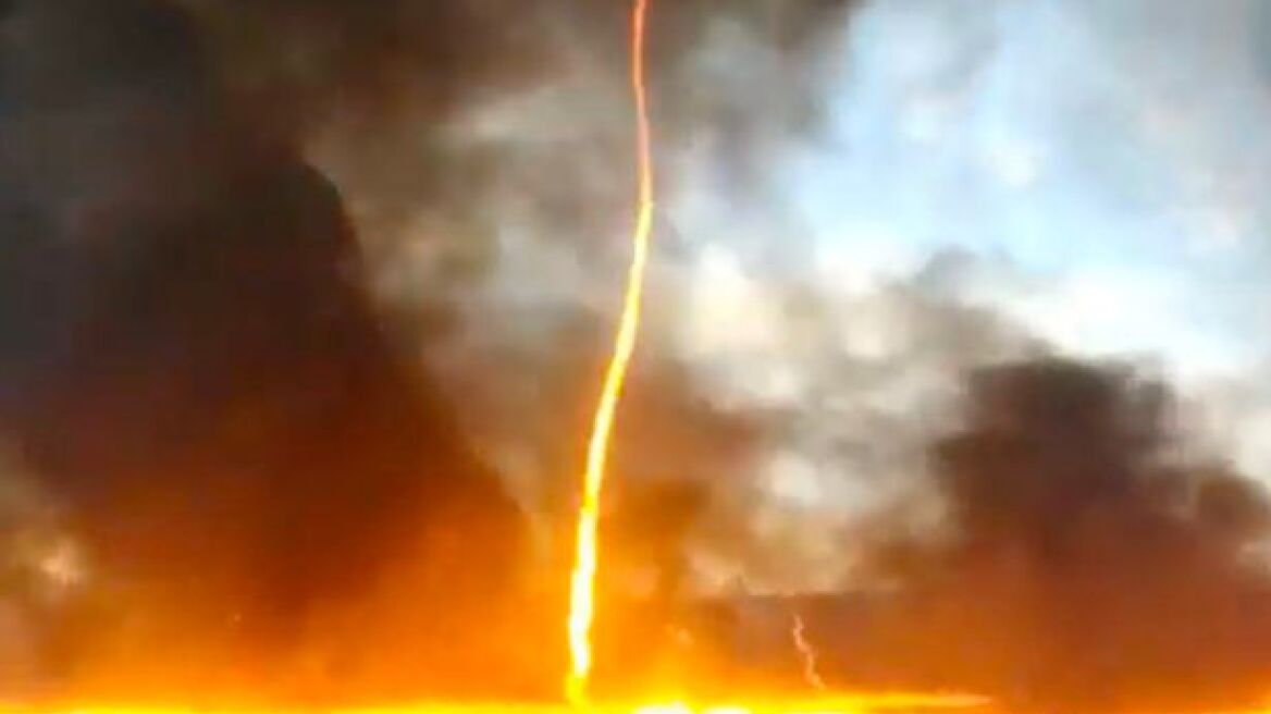 Βίντεο: Ανεμοστρόβιλος από φωτιά κοντά σε εργοστάσιο πλαστικών