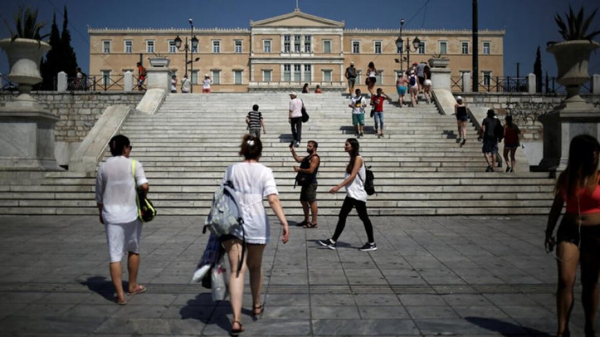 Financial Times: Το πελατειακό κράτος στην Ελλάδα δεν έχει εκλείψει