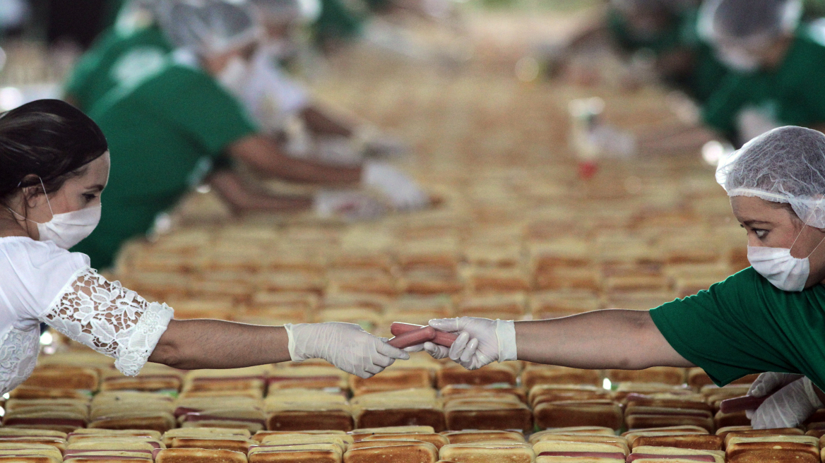 Το πιο νόστιμο ρεκόρ: Στο Μεξικό έφτιαξαν ένα χιλιόμετρο... hot dog και μπήκαν στο Γκίνες