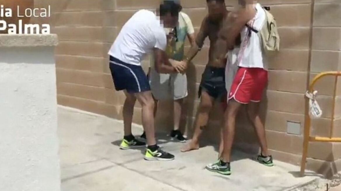 Βίντεο: Αστυνομικοί με μαγιό «τσακώνουν» κλεφτρόνι που ρημάζει λουόμενους στη Μαγιόρκα