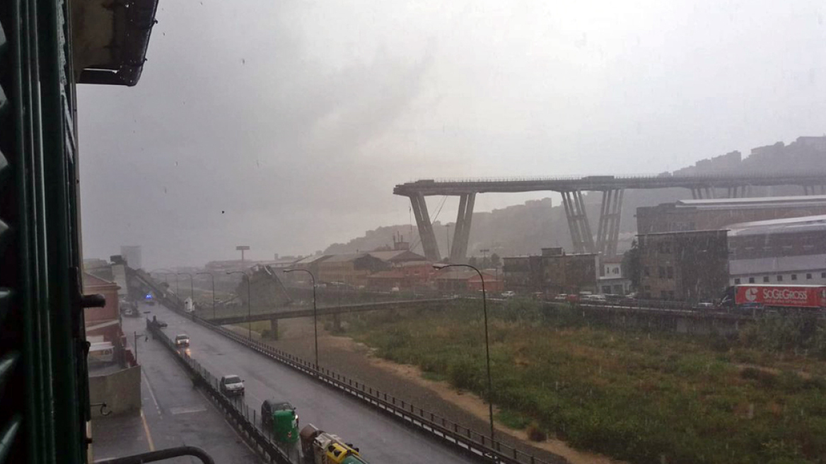 Ιταλία: Κατέρρευσε γέφυρα λίγο έξω από την Γένοβα - Φόβοι για δεκάδες νεκρούς