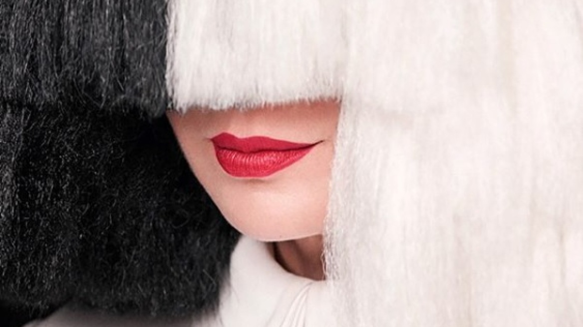 Η Σία χωρίς την ασπρόμαυρη περούκα της 