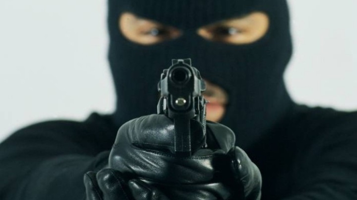 Ζευγάρι λήστεψε υπάλληλο εργοστασίου στα Οινόφυτα