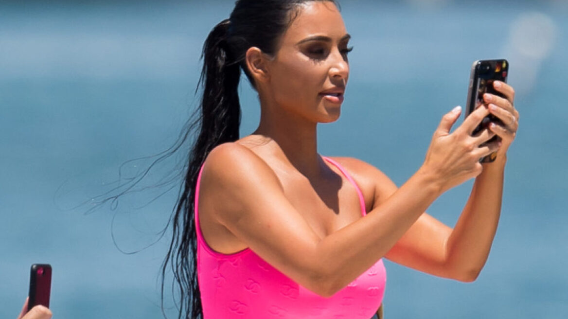 Η beachwear επιλογή της Κιμ Καρντάσιαν; Vintage Chanel φυσικά