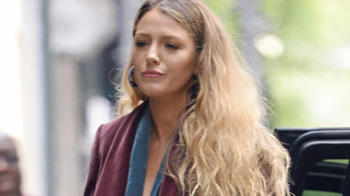 H Blake Lively φόρεσε 2 (!) βελούδινα σακάκια στην Αυγουστιάτικη ζέστη της Νέας Υόρκης 