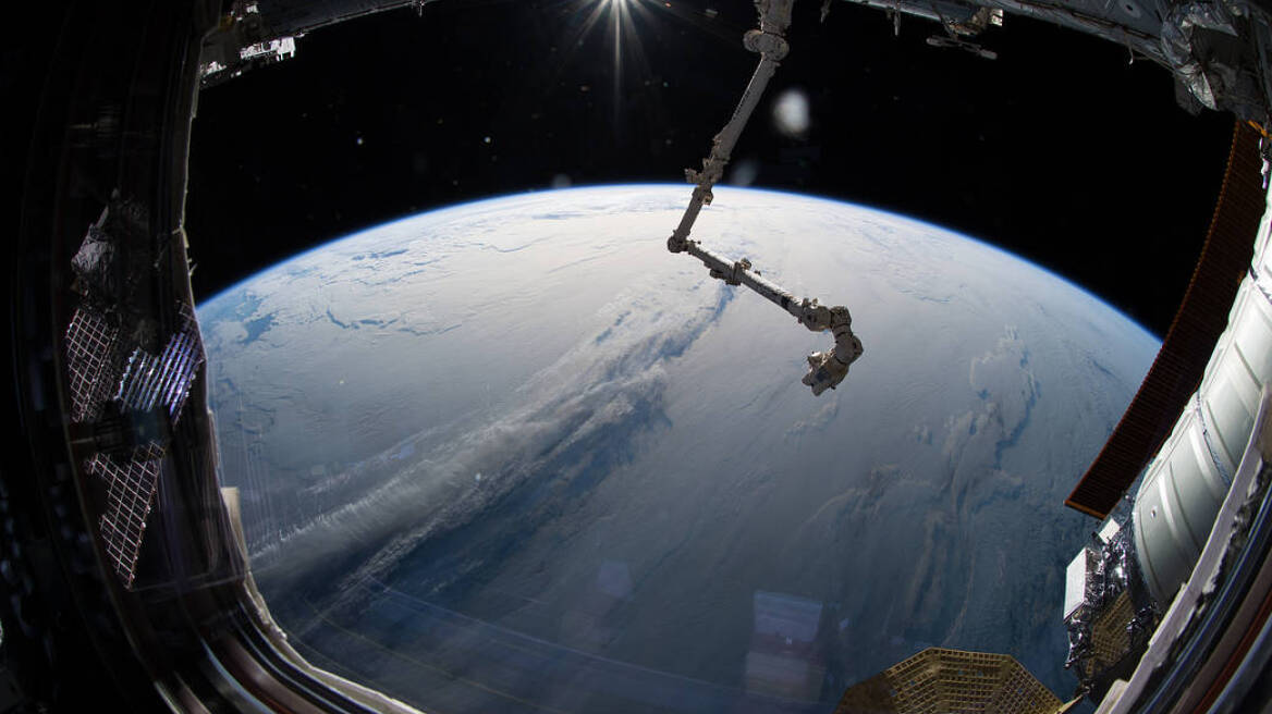 Η φωτογραφία της ημέρας από το Διάστημα: Πυκνά σύννεφα καλύπτουν τη Γη