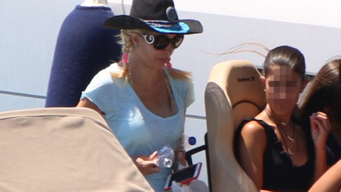 Είδαμε τα οπίσθια της Ελένης Μενεγάκη και αναφωνήσαμε πωπω!