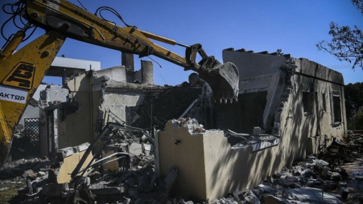 Mε Άκτωρ και Τέρνα οι πρώτες κατεδαφίσεις 72 κόκκινων σπιτιών στις πυρόπληκτες περιοχές