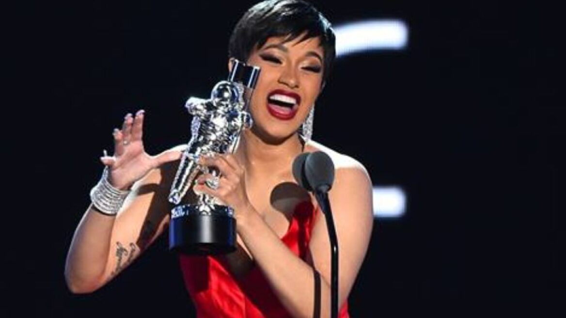 Δεν φαντάζεστε τι κράτησε η λεχώνα Cardi B στον εναρκτήριο λόγο της στα Video Music Awards του MTV