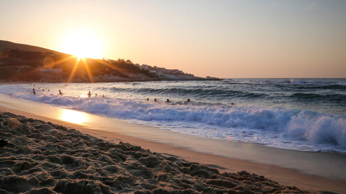 Φωτογραφίες: Δαμάζοντας τα κύματα στη Μεσακτή Ικαρίας