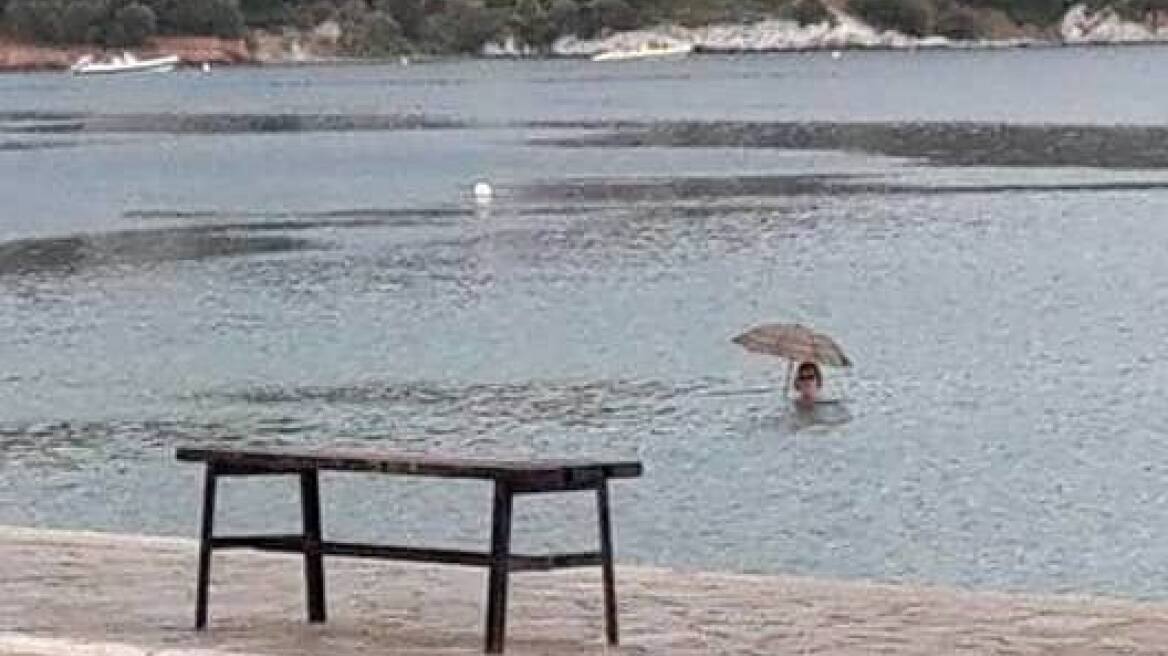 Μαγνησία: Viral η κυρία που κολυμπά στη θάλασσα με... ομπρέλα!