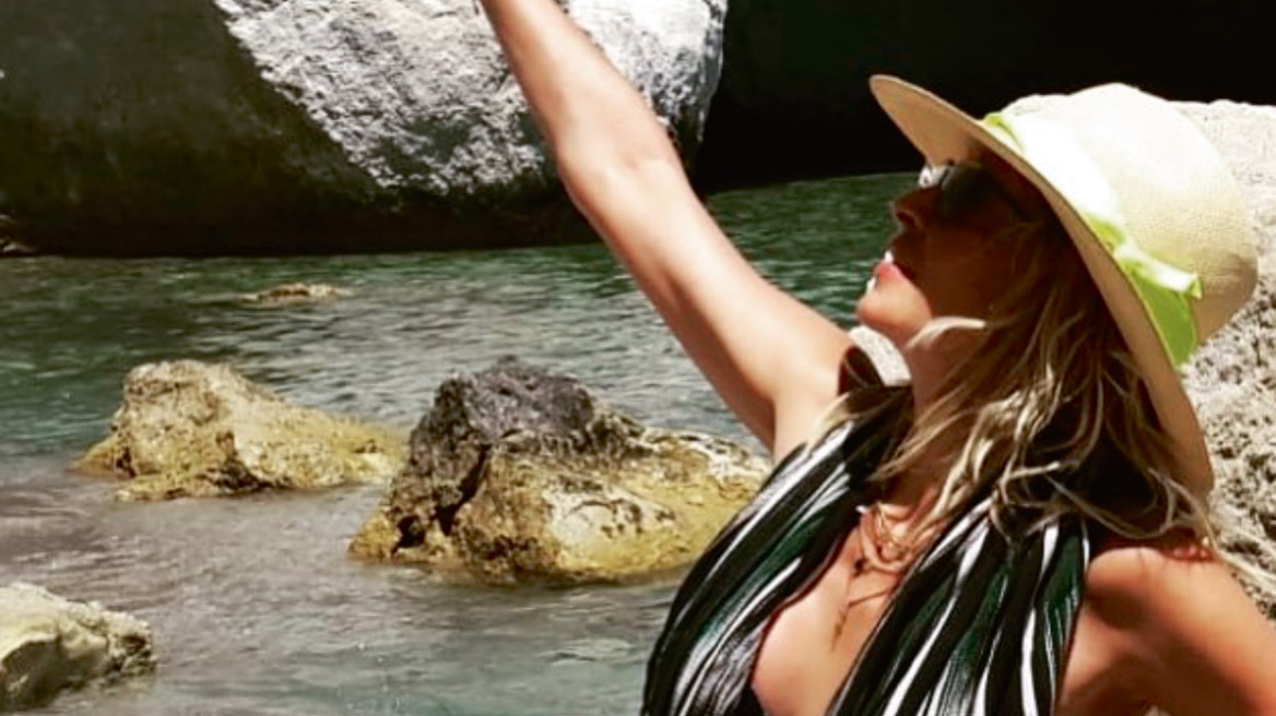 Η Άννα Βίσση ποζάρει με μαγιό μέσα σε σκάφος στη Φολέγανδρο 