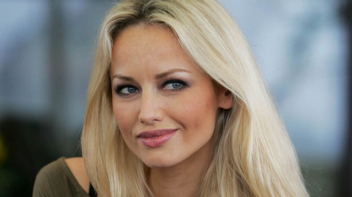 Η Adriana Sklenarikova φωτογραφίζεται με την κορούλα της 