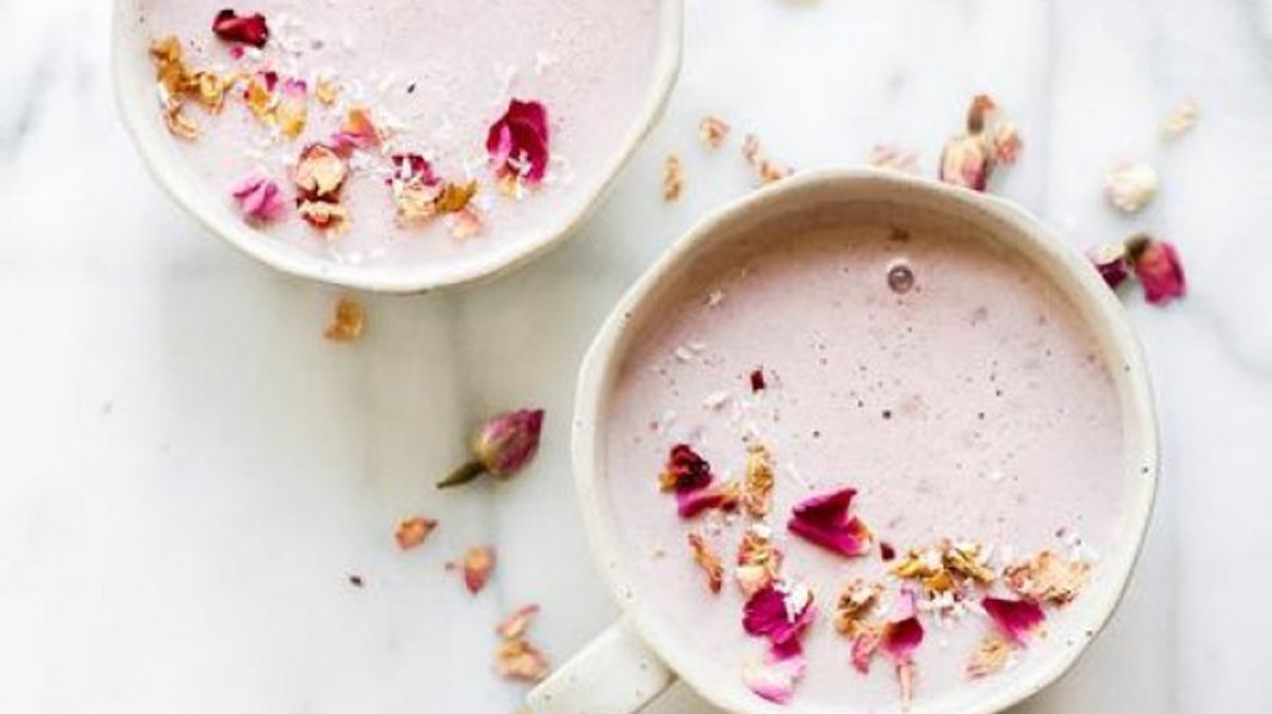 Τι είναι το moon milk που βοηθά στον ύπνο και έχει κατακλύσει το Instagram 