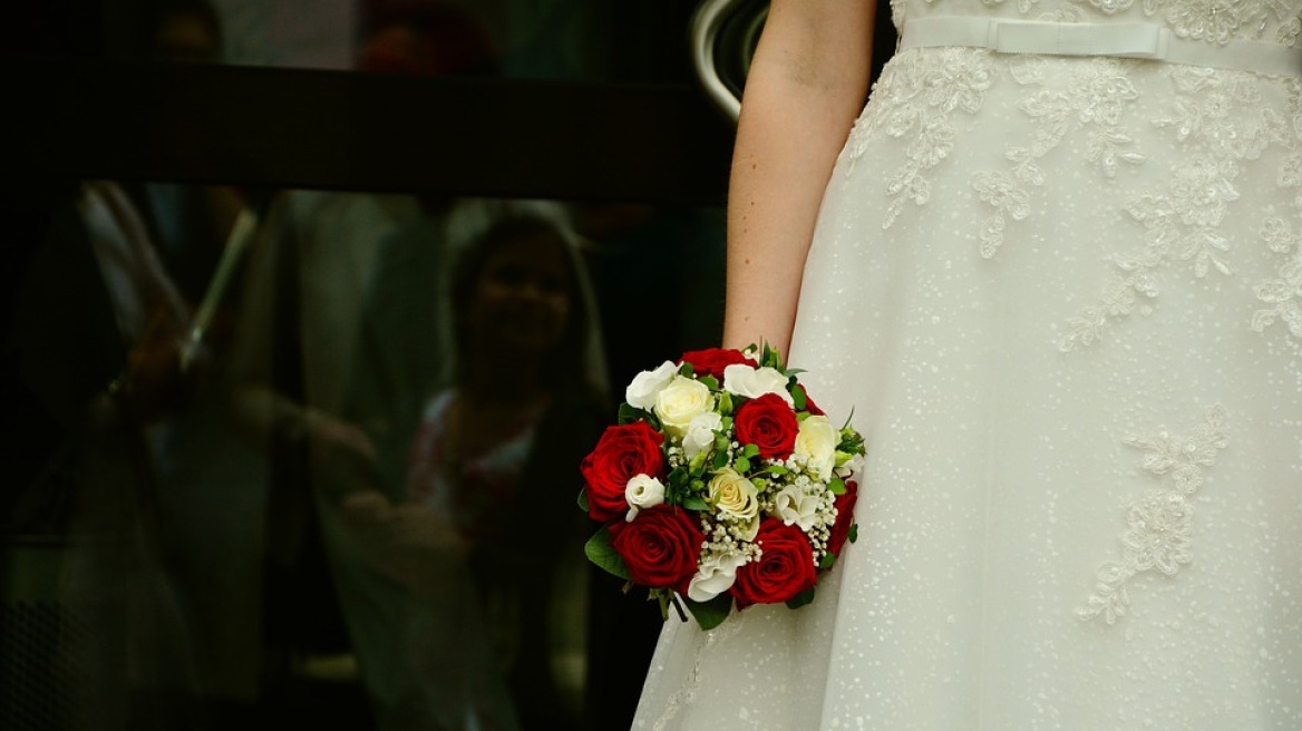 Σοκ για νύφη που αντίκρισε την πεθερά της να κάνει κάτι... αδιανόητο με το νυφικό της!