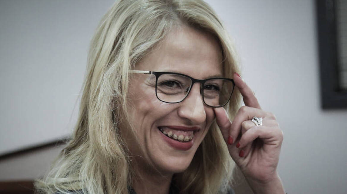 Η Ρένα Δούρου ΖΕΙ, όπως θα έλεγε και ο Γαβράς, και κάνει πλάκα με κόλλυβα! 