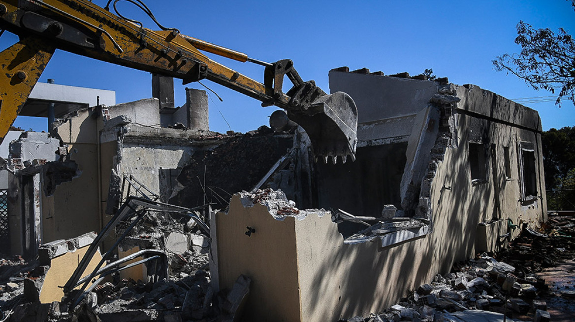 Ξεκίνησε η κατεδάφιση των αυθαίρετων κτισμάτων