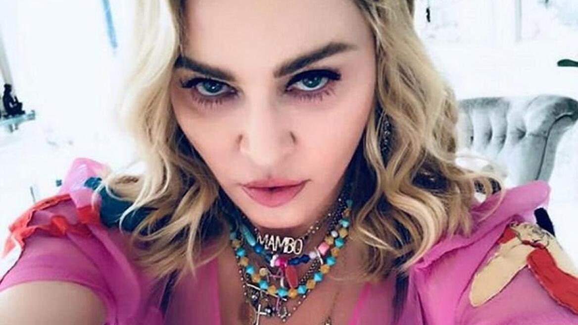 Η 60χρονη Μαντόνα ποζάρει με εσώρουχα... αφήνοντας λίγα στη φαντασία