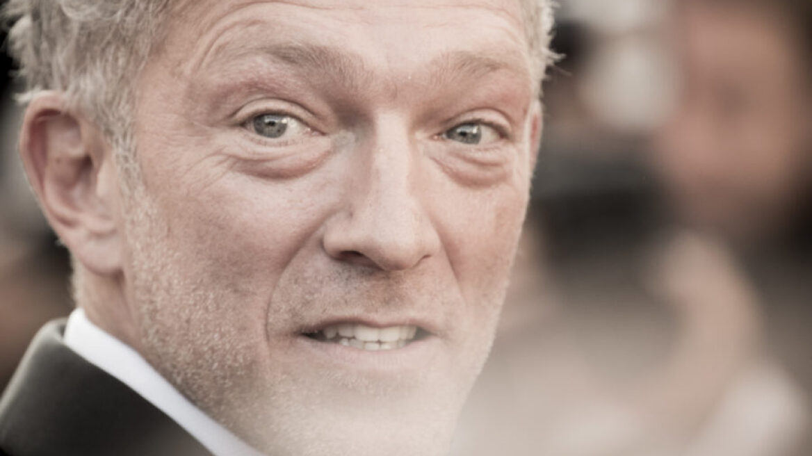 O Vincent Cassel τραγουδάει φορώντας μόνο την πετσέτα του