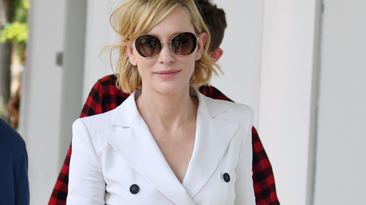 Κοστούμι στο αεροδρόμιο; 