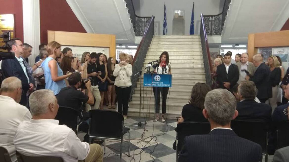 Κλαίγοντας και φωνάζοντας «ζήτω η Μακεδονία» παρέδωσε η Κόλλια Τσαρουχά στη Νοτοπούλου