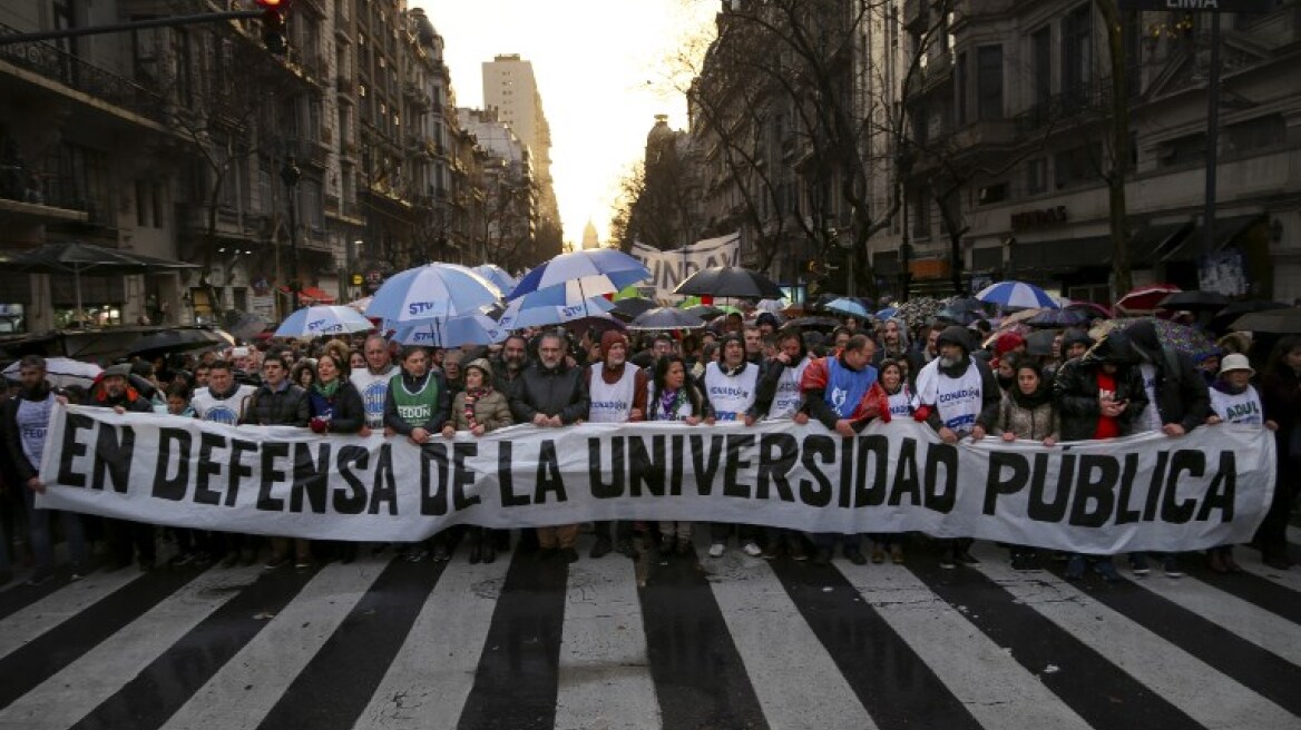 Αργεντινή: Μαζικές διαδηλώσεις φοιτητών και καθηγητών κατά των περικοπών στα πανεπιστήμια