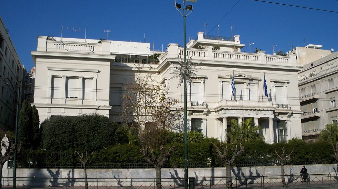  Μουσείο Μπενάκη: «Μοιάζουν να χαϊδεύουν τα εκθέματα» οι δύο γυναίκες που βανδάλισαν έργα τέχνης