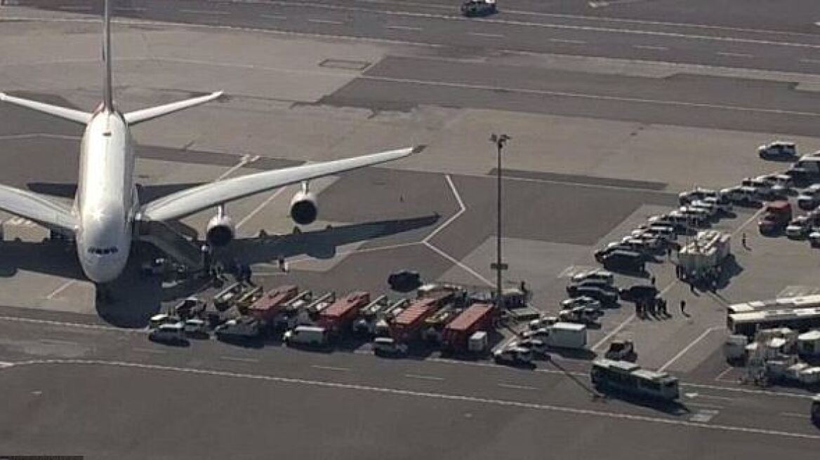 Βίντεο: Σε καραντίνα αεροσκάφος στο JFK - Το φαγητό αρρώστησε δεκάδες επιβάτες σε πτήση της Emirates