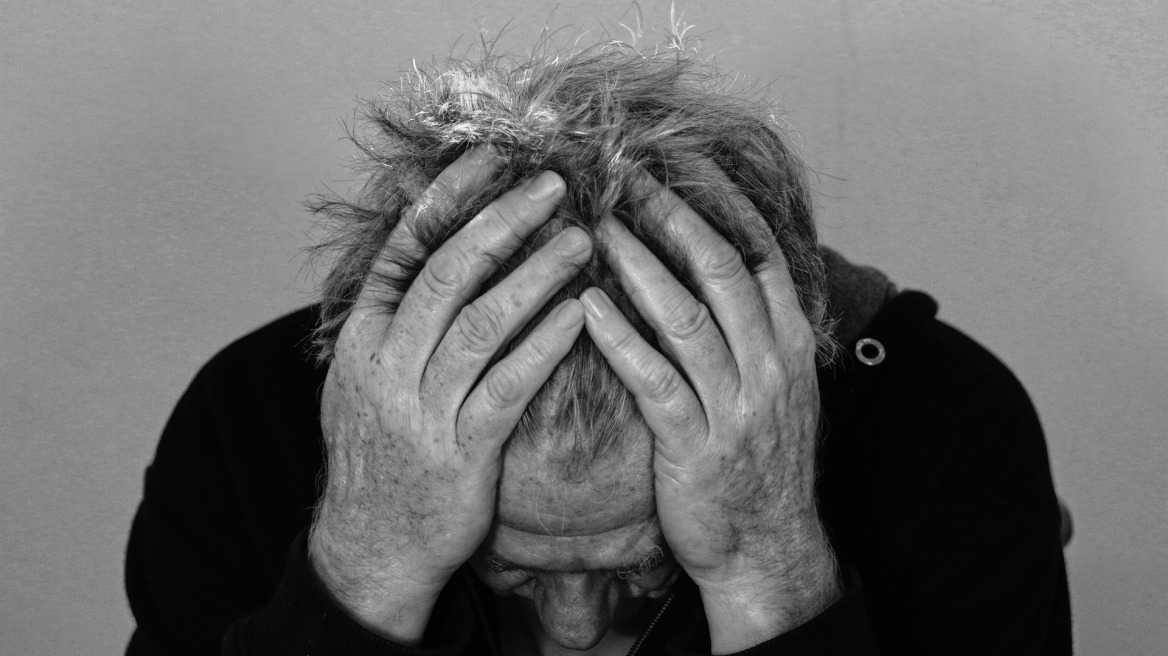6 στους 10 Έλληνες πιστεύουν ότι ο πονοκέφαλος περνάει με το... ξεμάτιασμα!