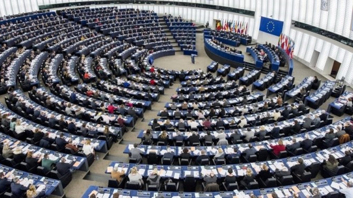 Ενός λεπτού σιγή για τα θύματα στο Μάτι και τη Γένοβα τήρησε το Ευρωκοινοβούλιο