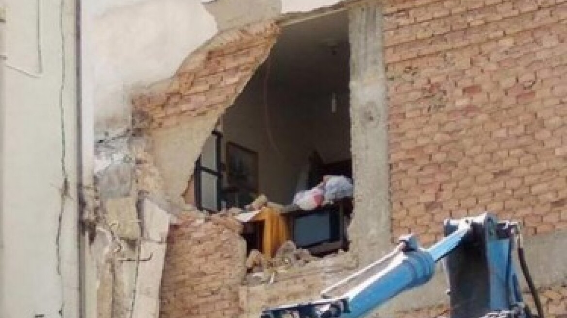 Γκρέμισαν λάθος σπίτι στην Πάτρα -Ο ιδιοκτήτης ήταν μέσα 