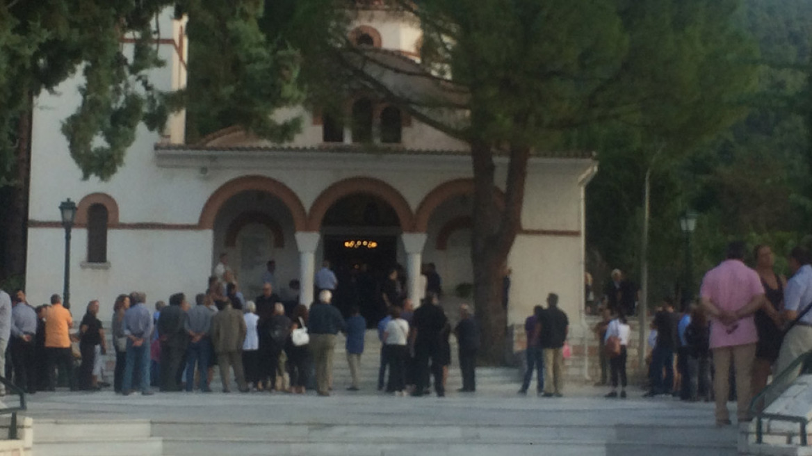 Ανείπωτος πόνος στην κηδεία του 57 χρονου φαρμακοποιού