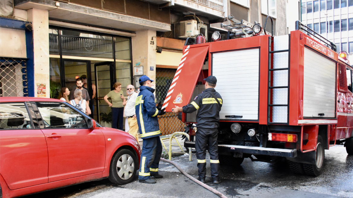 Πυρκαγιά σε πολυκατοικία στο κέντρο της Αθήνας