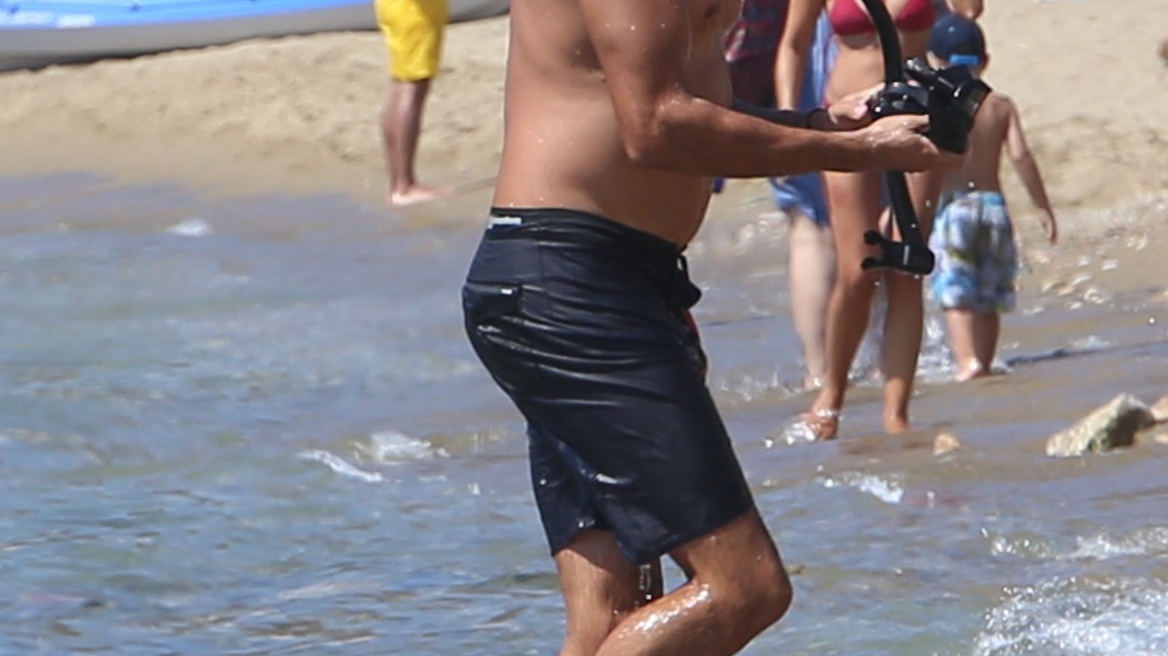 Eίδαμε τη νέα σύντροφο του Γιώργου Λιανού με λευκό μπικίνι και αναφωνήσαμε splendid!