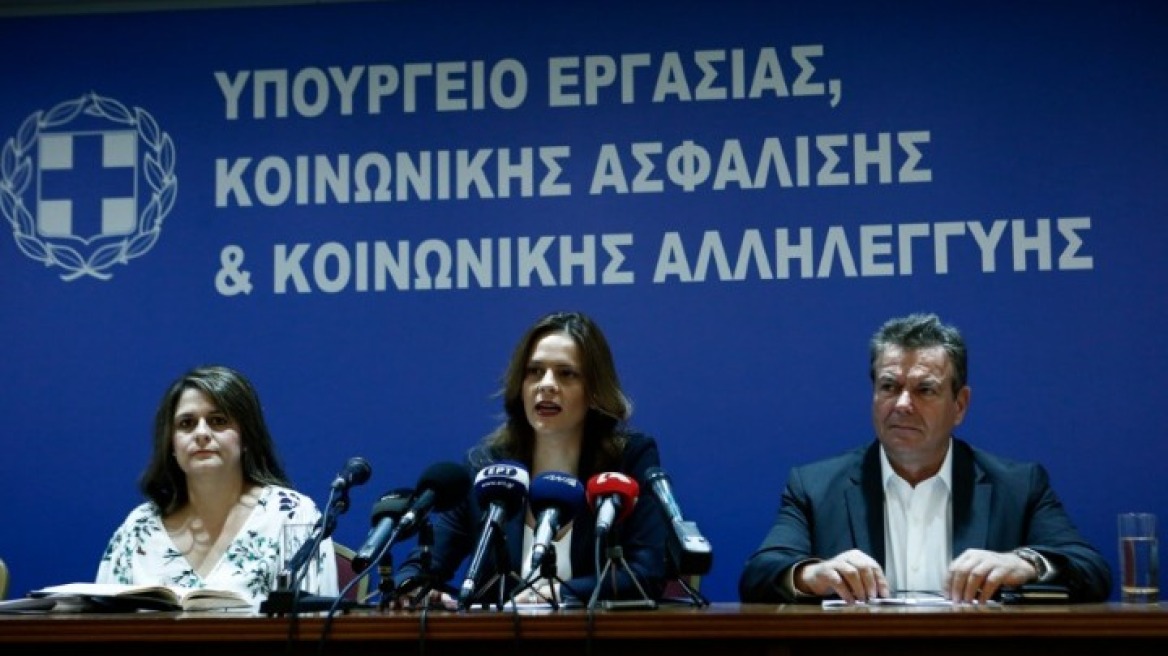 Αχτσιόγλου: Σημαντικές ελαφρύνσεις για 250.000 μη μισθωτούς ασφαλισμένους