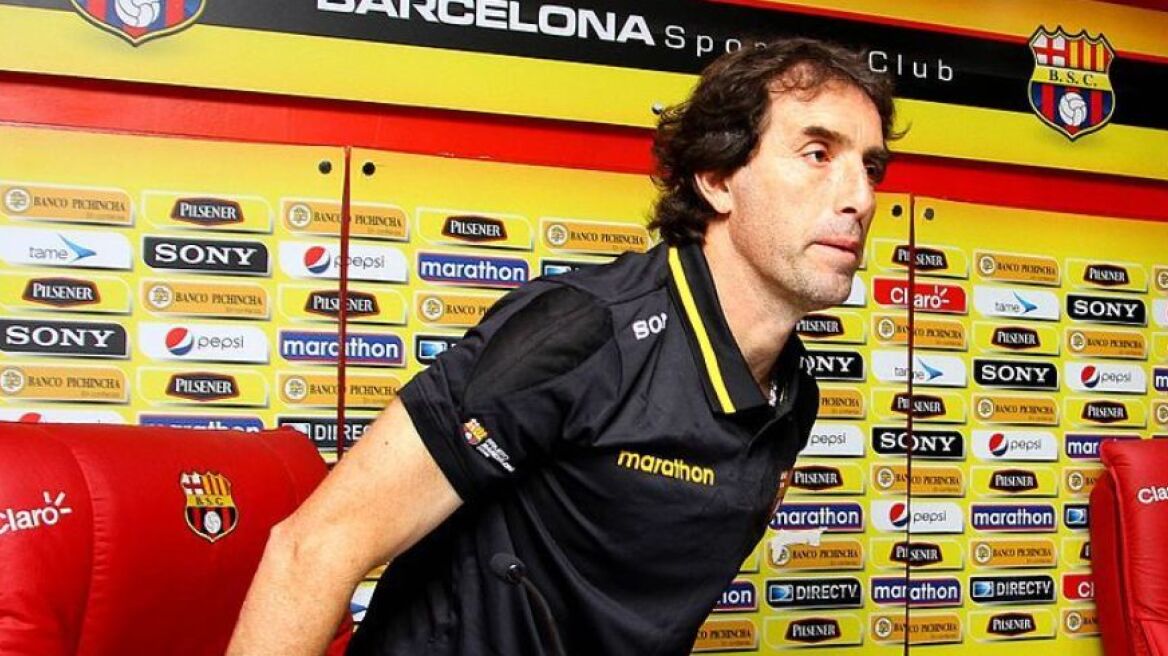 Βίντεο: Οπαδός έβριζε τον προπονητή κι αυτός τον έφτυσε! 