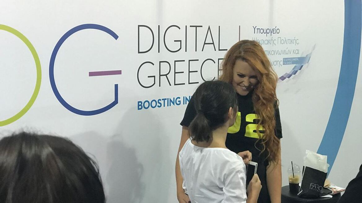 Ουρές στη ΔΕΘ για μία... σέλφι με τη Σίσσυ Χρηστίδου!